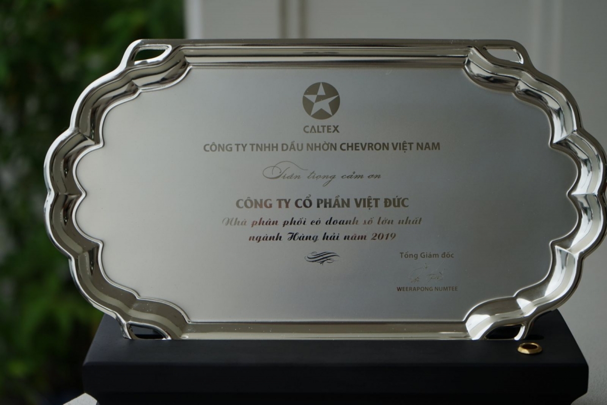Distributor in recognition for top sales in 2019 (maritime sector)