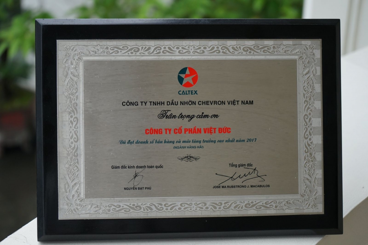 Distributor in recognition for top sales and growth rate in 2017 (maritime sector)